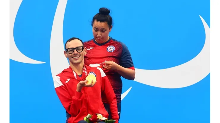 Alberto Abarza junto a la medalla de Oro tras su hazaña.