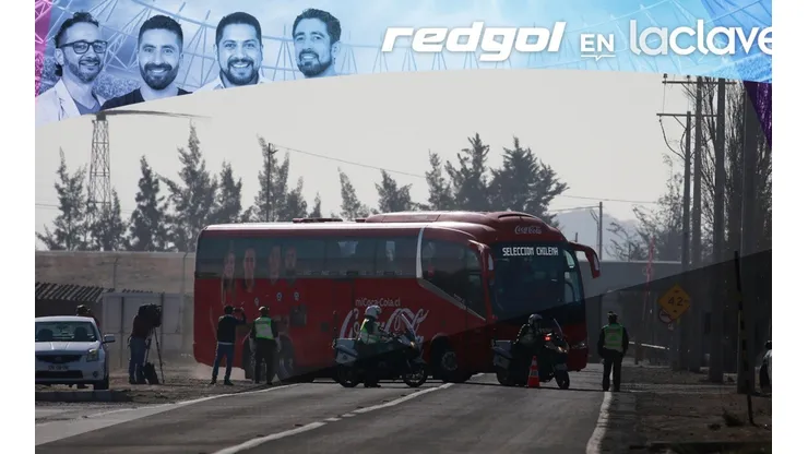 El bus de la selección chilena aún no parte con destino a las tres jornadas que le esperan por las Eliminatorias Sudamericanas para el Mundial de Qatar 2022.