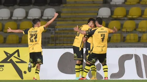 Coquimbo Unido festeja un gol en duelo frente a Iquique