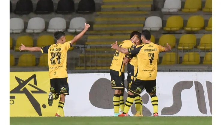 Coquimbo Unido festeja un gol en duelo frente a Iquique