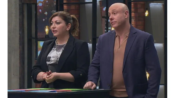 Fernanda Fuentes y Jorge Rausch al momento de comunicar las ausencias de Yann Yvin y Julio Milostich, en Masterchef Celebrity.