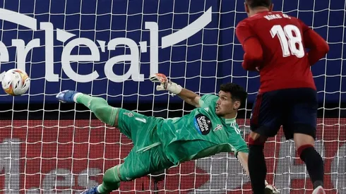 Dituro ataja con los pies el lanzamiento de Rubén García