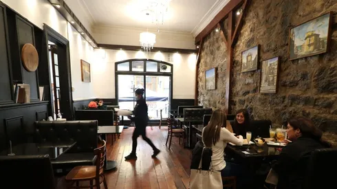 El toque de queda se mantiene en todas las fases del Plan Paso a Paso.