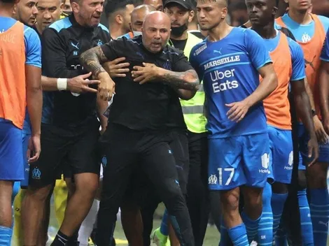 Impacto: jugadores de Sampaoli con marcas de estrangulamiento