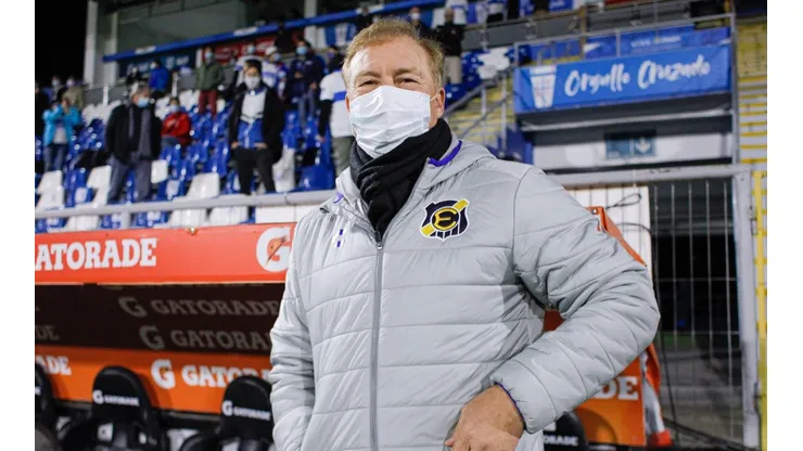 Roberto Sensini lidera a Everton en una buena temporada.