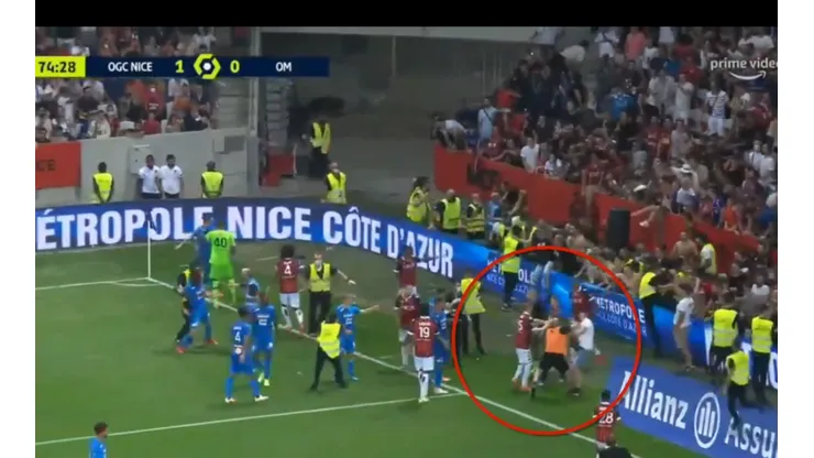 Jorge Desio dejó nocaut a un hincha del Niza que invadió el terreno de juego.