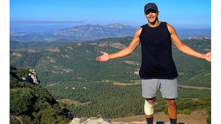 Alexis mostró su lesión y cómo se recupera en medio de la naturaleza
