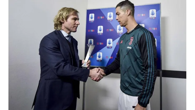 Cristiano Ronaldo saluda a Pavel Nedved, vicepresidente de la Juventus