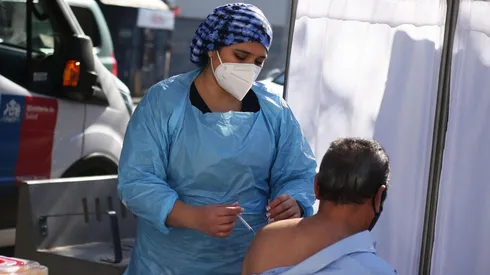 Adultos mayores seguirán con el calendario de terceras dosis. (Foto: Agencia Uno).