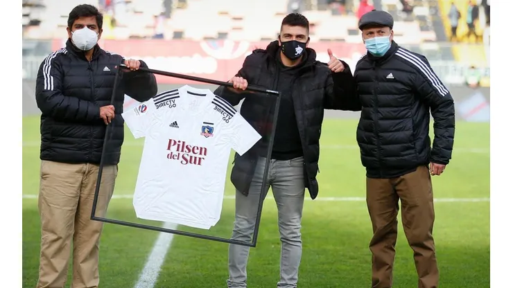 Gonzalo Fierro fue homenajeado en Colo Colo.