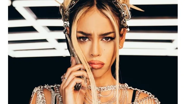 Danna Paola también presentó un videoclip para Kaprichosa.