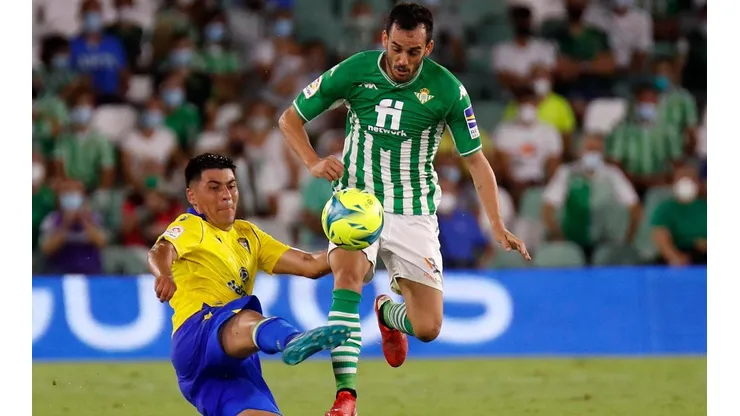 Tomás Alarcón se lleva todo los halagos de la afición de Cádiz.