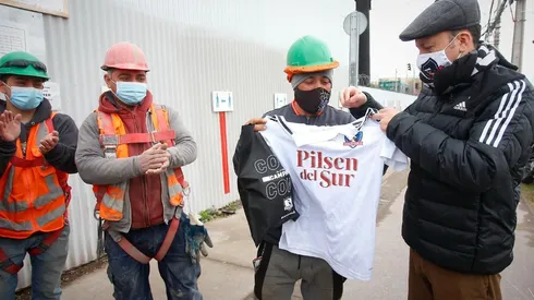 El presidente visitó a los obreros y le regaló camiseta y entradas.