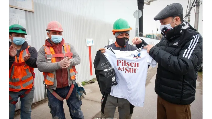 El presidente visitó a los obreros y le regaló camiseta y entradas.