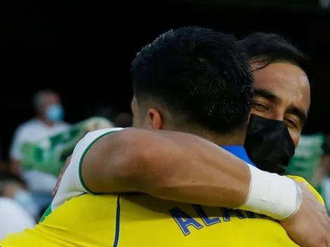 Abrazo de bienvenida: El saludo entre Bravo y Alarcón