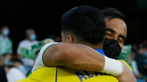 Claudio Bravo y Tomás Alarcón se dieron un caluroso abrazo.