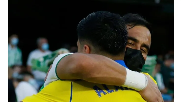 Claudio Bravo y Tomás Alarcón se dieron un caluroso abrazo.