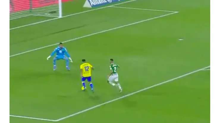 Alarcón por poco marca su primer gol en Europa