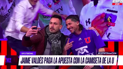 Pájaro Valdés con la camiseta de la U y el buen Pini en éxtasis.