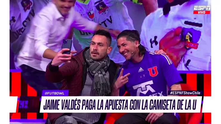 Pájaro Valdés con la camiseta de la U y el buen Pini en éxtasis.