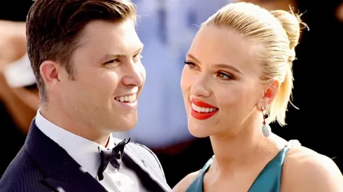 Colin Jost junto a Scarlett Johansson en una avant premiere.
