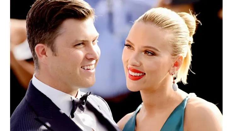 Colin Jost junto a Scarlett Johansson en una avant premiere.