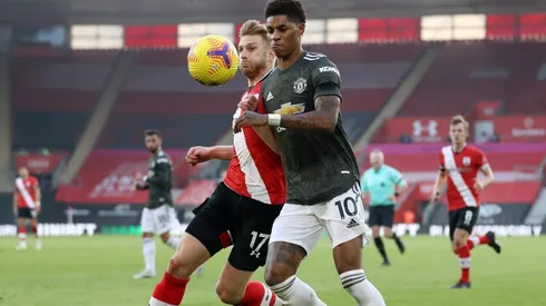 Manchester United goléó 5-1 en su estreno en la Premier League, mientras Southampton cayó ante Everton.