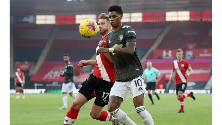 Manchester United goléó 5-1 en su estreno en la Premier League, mientras Southampton cayó ante Everton.