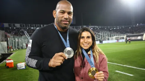 Los medallistas olímpicos en el estadio Monumental de Colo Colo.