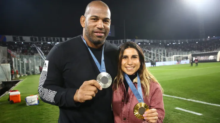 Los medallistas olímpicos en el estadio Monumental de Colo Colo.