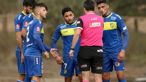 El árbitro Claudio Aranda es cuestionado por su polémico arbitraje.