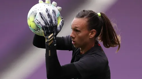 La portera chilena se lució ante el Barça en su estreno junto a Lyon.