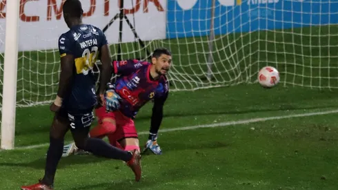 Cecilio Waterman le marca a Matías Cano y cierran un partido muy caliente.