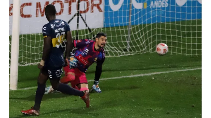 Cecilio Waterman le marca a Matías Cano y cierran un partido muy caliente.