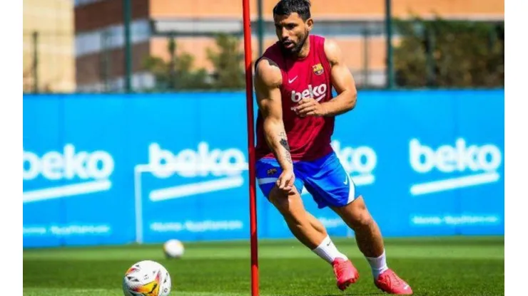 El Kun Agüero podrá debutar con Barcelona a mediados de noviembre.