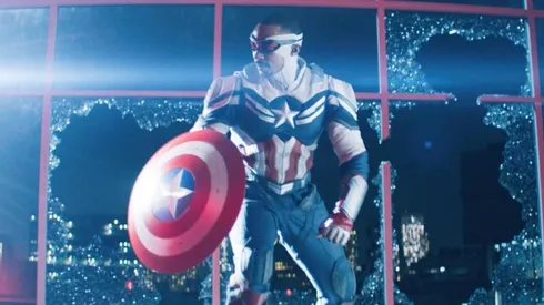 Anthony Mackie investido como el Capitán América en The Falcon and The Winter Soldier.