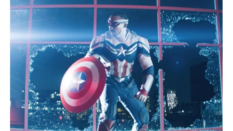 Anthony Mackie investido como el Capitán América en The Falcon and The Winter Soldier.