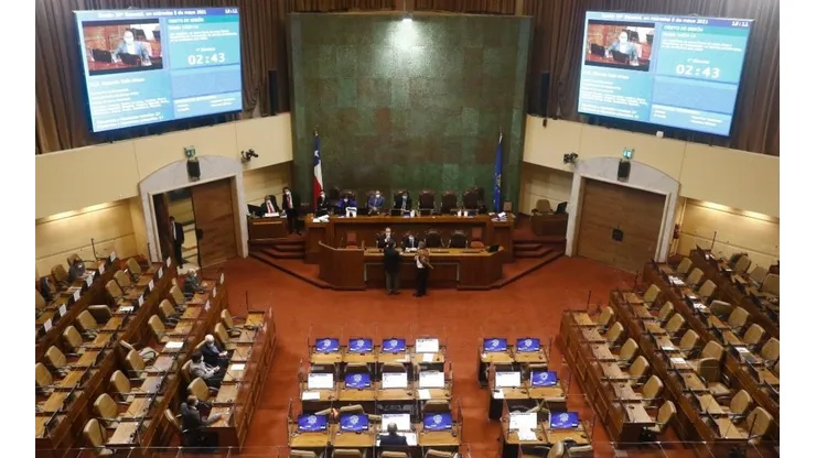 La Cámara Baja se mantiene discutiendo los dos proyectos de retiro parcial.