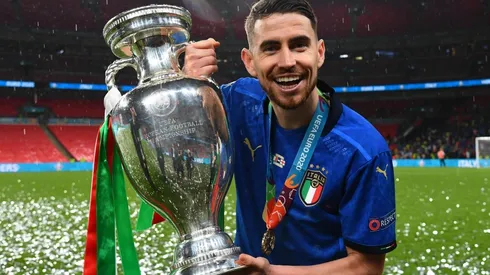 Jorginho levantando el trofeo de la Eurocopa