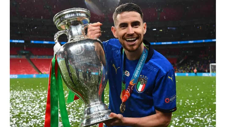 Jorginho levantando el trofeo de la Eurocopa