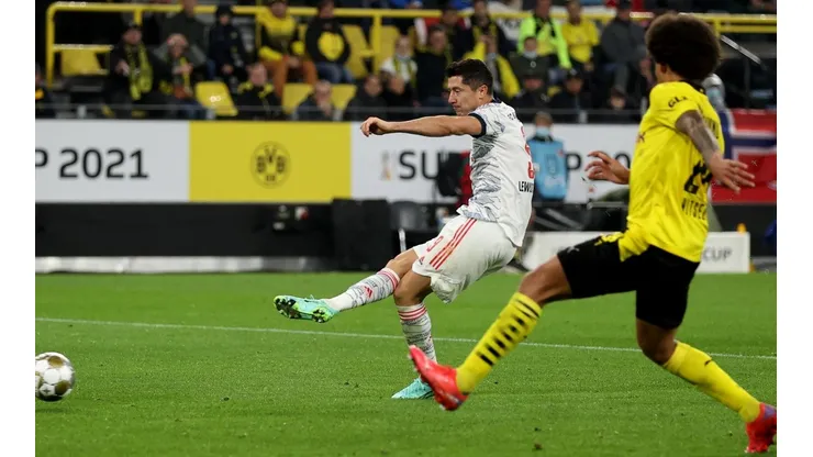 Robert Lewandowski marcó dos goles en la Supercopa de Alemania.
