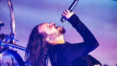 Jonathan Davis sobre el escenario junto a Korn.