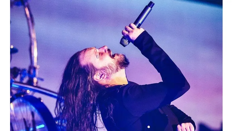 Jonathan Davis sobre el escenario junto a Korn.