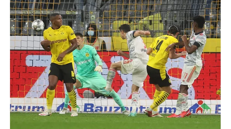 Robert Lewandowski anotó un doblete ante el Borussia Dortmund