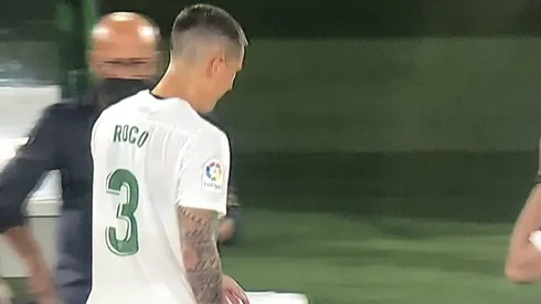 Enzo Roco sale de la cancha lesionado