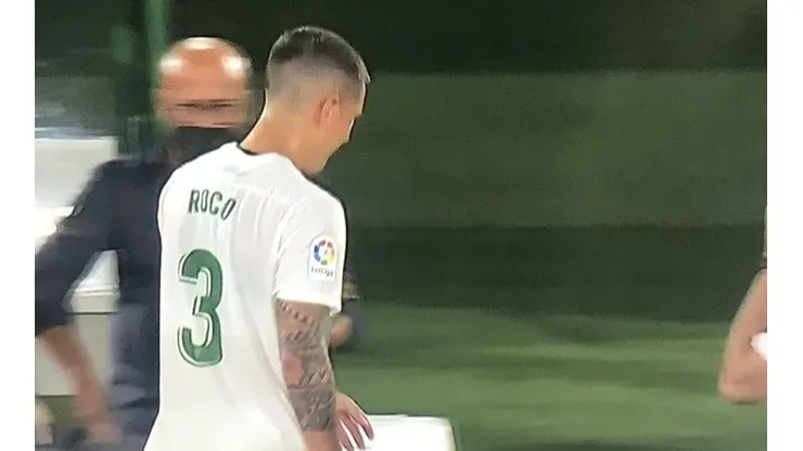 Enzo Roco sale de la cancha lesionado