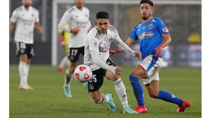 Joan Cruz se ha mostrado a tono con las circunstancias cuando ha sido requerido como titular en Colo Colo, con sólo 18 años