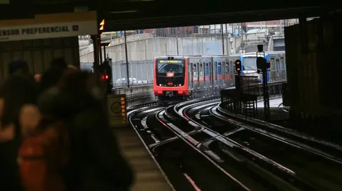 El Toque de Queda tiene una directa influencia en el horario del Metro de Santiago.