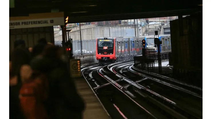 El Toque de Queda tiene una directa influencia en el horario del Metro de Santiago.
