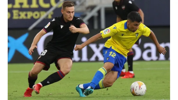 Tomás Alarcón sorprende a España por su gran debut con el Cádiz.